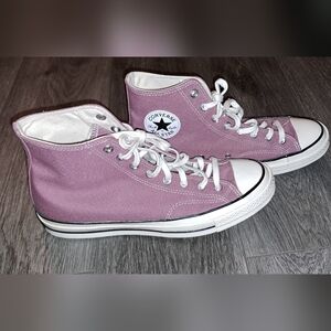 Unisex Converse Chuck 70 high top shoes in lavender. Men's 10 or Women's 12